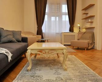 Cozy Apartment near Queen Marie Theatre - Oradea - Living room