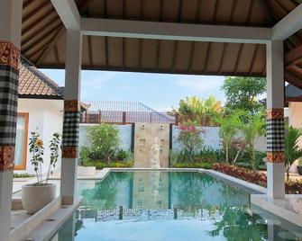 Villa Casablanca Surf Keramas - Blahbatuh - Piscina