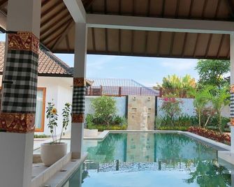 Villa Casablanca Surf Keramas - Blahbatuh - Piscina