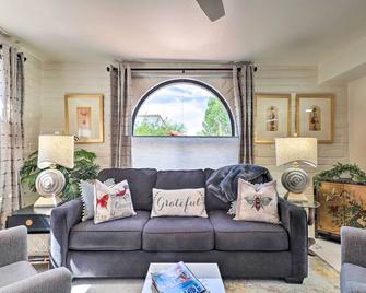 Lovely Green Valley Abode w/ Community Pool! - Green Valley - Sala de estar