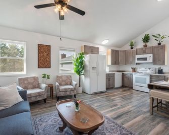 Charming, Quiet & Private Apt in Great Location w/ Wi-Fi & Laundry - Knoxville - Living room