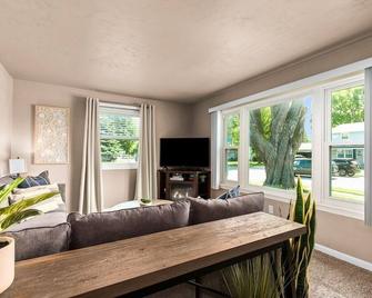 Stadium District walking distance, Tailgate Garage - Green Bay - Sala de estar