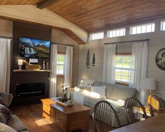 The Fur Seasons Cabin at Black Dog Cabins, 1/2 mi South of Rend Lake Dam - Benton - Living room