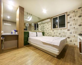 Gumi Indong Some Two - Gumi - Bedroom