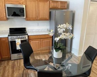 Cozy abode w/scenic drive to nearby lakes/Glacier National Park and Big Mountain - Whitefish - Dining room