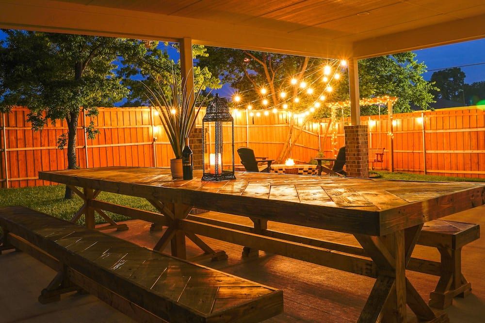 4 Br , Large Yard With Hot Tub, Fire Pit,basket Ball Hoop - Dallas - Patio