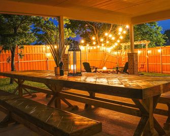Dallas 4BR Large yard w HOT TUB , Fire pit and basketball Hoop - Dallas - Patio