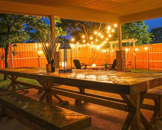 4 Br , Large Yard With Hot Tub, Fire Pit,basket Ball Hoop - Dallas - Patio