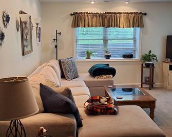 Apple Mountain Retreat - Linden - Living room
