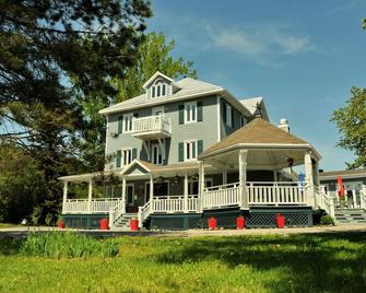 Auberge Beausejour - Saint-Joseph-de-la-Rive - Building