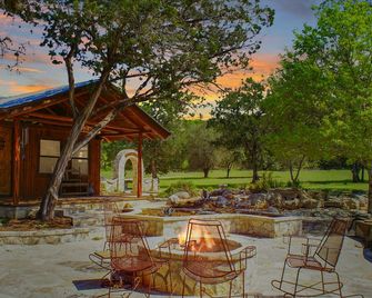 Charming Creekside Cabin w/ Hot Tub, Fire Pit & Natural Rock Waterfalls - Wimberley - Patio