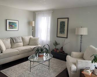 Cozy cottage with AC. Walk to downtown. - Lambertville - Living room