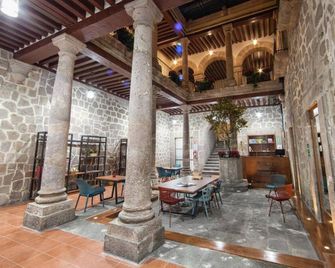 Hostal Mich by Rotamundos - Morelia - Front desk