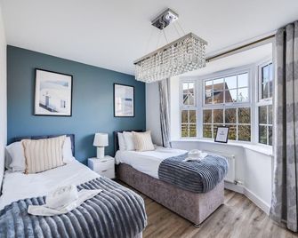 Stunning Detached House with Driveway Parking, Office Room, Self-Check-In, Fast WiFi and Smart TV with Sky and Netflix by Yoko Property - Calverton - Bedroom