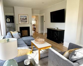 1880s Beauty! Family Fun. Walk to Downtown Green Lake, Heidel House & Golf! - Green Lake - Sala de estar