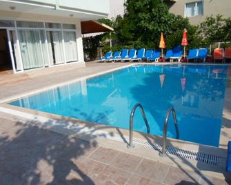 بنانا أبارتمنتس - مارماريس - حوض السباحة