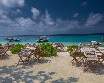 Triton Beach Hotel & Spa - Maafushi - Strand