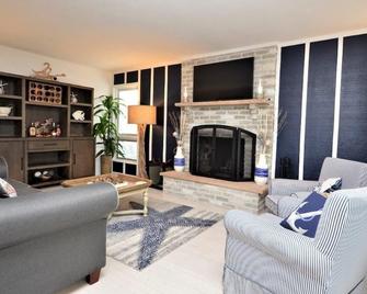 Waterfront in the Hamptons - Enjoy all Fall has to offer out East! - East Quogue - Sala de estar