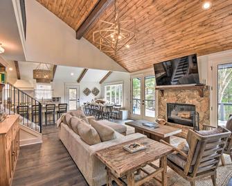 The Ultimate Luxury Retreat on Lake Burton! - Clayton - Obývací pokoj