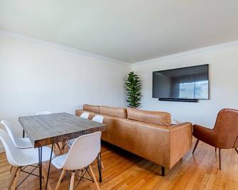 Birdhouse Bham 86' Tv Sonos Spkrs Massage Chairs Desk Retro Arcade - Birmingham - Dining room