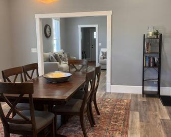 Historic home with modern amenities located in the heart of downtown Vincennes. - Vincennes - Dining room