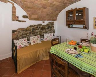 Apartment in a Rustic House in the Tuscan Hills Near the Sea - Monterotondo Marittimo - Comedor