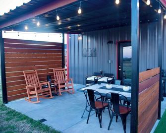 Farmhouse Outskirts Of Norman’s “okla. University” Fastwifi, 2-75”tvs, King Bed - Noble - Patio