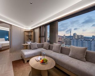 Crystal Orange Qingdao Taidong Pedestrian Street Yan'an Third Road Hotel - Qingdao - Habitación