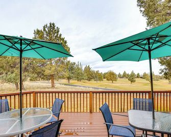 Hot Tub at Townhome on 8th Green in Redmond - Redmond - Balcony