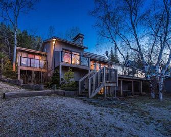 Cobblestone Waterfront cottage 4 Bedrooms, 2 Bathrooms, Sauna at Lion Head - Lion's Head - Building