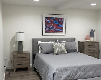 Fun MidMod home remodeled with private back yard. - Ogallala - Bedroom