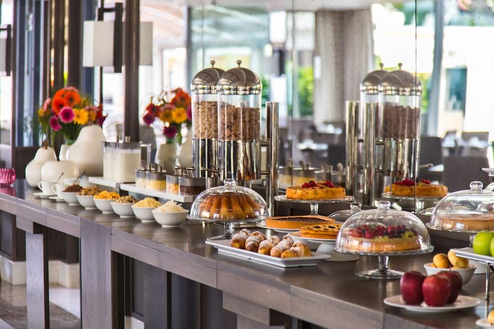 Buffet view of Renaissance Naples Hotel Mediterraneo