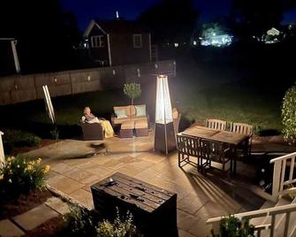 Historic Mystic River Boat House - 2 blocks from Mystic River - Stonington - Patio