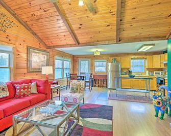 High Peak Heaven Cozy Log Cabin on 1 Acre! - Hensonville - Sala de estar