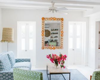 Coral House - Historic, Updated Cottage Overlooking the Harbour - Dunmore Town - Вітальня