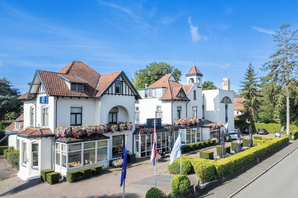 أمراث هوتل ميديا بارك هيلفرسم