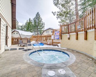 Mammoth Lakes Condo w/ Fireplace & Mountain Views - Mammoth Lakes - Piscina