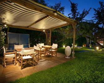 Hotel Nina - Bibbona - Patio