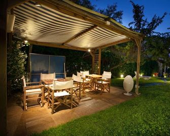 Hotel Nina - Bibbona - Patio