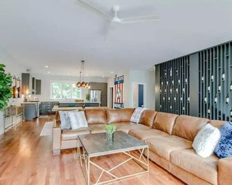 Johnny ~ Huge 4 Bedroom ~ 4 Bathroom ~ 12 Beds ~ 2 miles from Broadway! - Nashville - Sala de estar