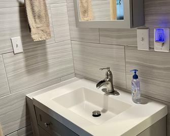 Tequila Sunrise Beachfront Cottage on Lake Huron - Alpena - Bathroom