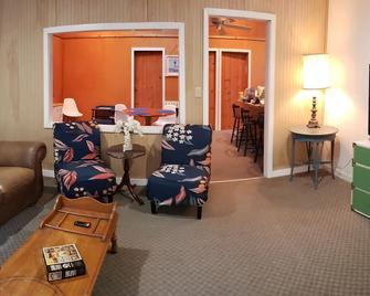 Camp at Gull Bay with Lake George View and walking distance to beach - Putnam Station - Sala de estar