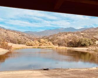 Modern Cabin on Private Lake: Gateway to the Sequoias - Springville