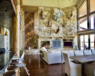 Private Luxury on 8acers with Amazing views and Spacious Accommodations - Lakeside - Living room