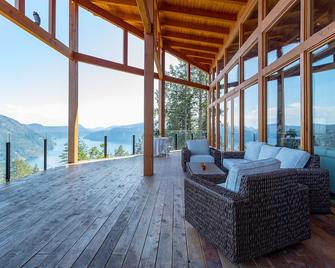 Spacious Bedroom – Breathtaking Fjord View, Summit House. - Malahat - Living room