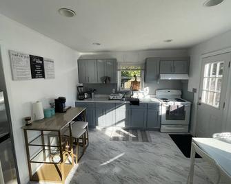 Entire 3bdr home w/parking, backyard, FirePit, BBQ - New Hyde Park - Kitchen