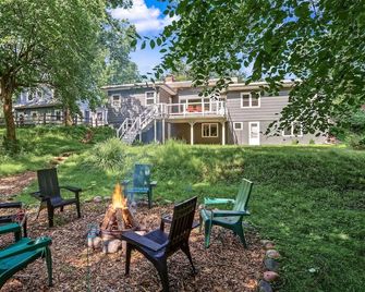 Mid-Century Flair — 4BR/Sleeps 8, Quiet Street, Walk to Downtown - Menomonie - Binnenhof