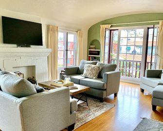 Quincy La Casa - Long Beach - Salon