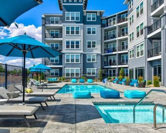 Chic Apt W Jacuzzi, Pool, Bbq, & Mountain Views - Sparks - Pool