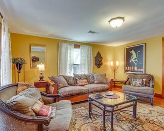 Fayetteville Home with Patios Near Town and University - Fayetteville - Sala de estar